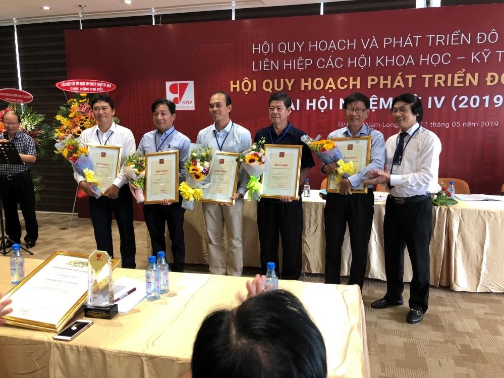 Viện Quy hoạch Xây dựng miền Nam và các đơn vị nhận bằng khen từ Ban chấp hành Hội Quy hoạch Phát triển đô thị Việt Nam.
